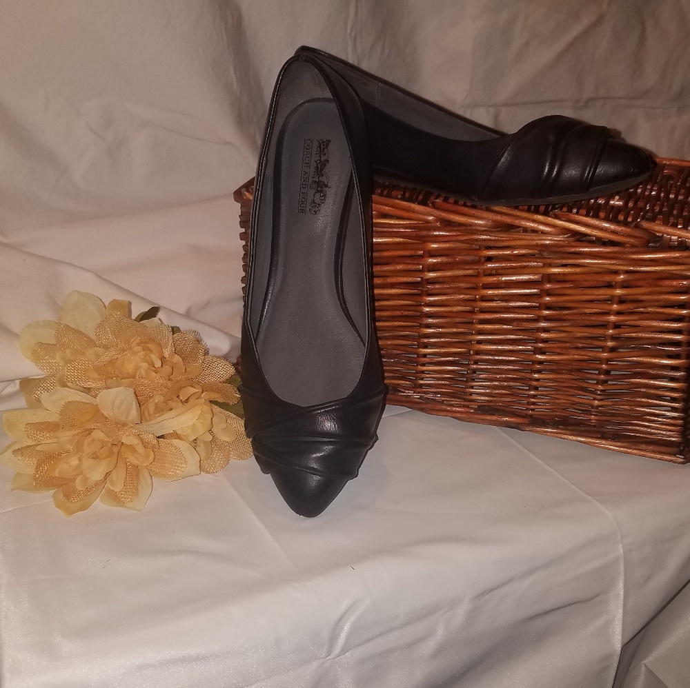 SALE💥💥💥💗Coach and Four black leather flats